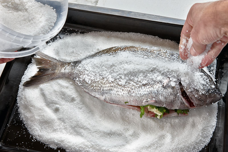 dorada en costra de sal con salsa verde, receta, Martín Berasategui, xlsemanal (1)